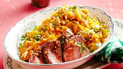 Kürbis-Nudel-Salat mit Lammlachs Rezept - Foto: LECKER @ Bauer Media Group