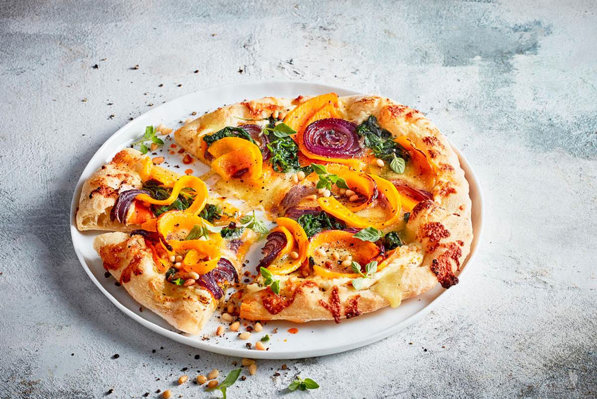 Kürbis-Pizza mit Spinat und Mozzarella Rezept