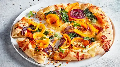 Kürbis-Pizza mit Spinat und Mozzarella Rezept - Foto: LECKER @ Bauer Media Group