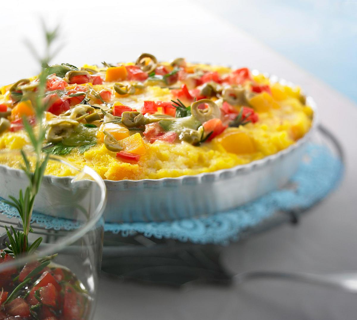 Kürbis-Polenta-Tarte mit Tomaten-Oliven-Salsa Rezept