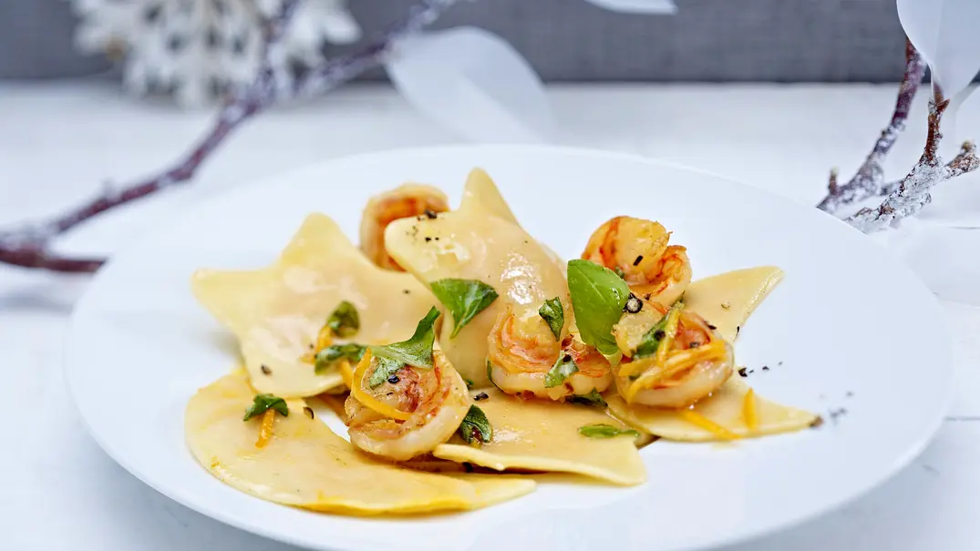 Kürbis-Ricotta-Ravioli mit Garnelen Rezept - Foto: LECKER @ Bauer Media Group Kürbis-Ricotta-Ravioli mit Garnelen Rezept - Foto: LECKER @ Bauer Media Group
