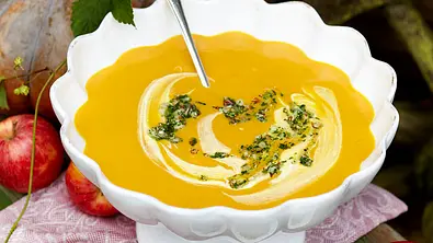 Kürbis-Suppe mit Apfel-Pesto Rezept - Foto: LECKER @ Bauer Media Group