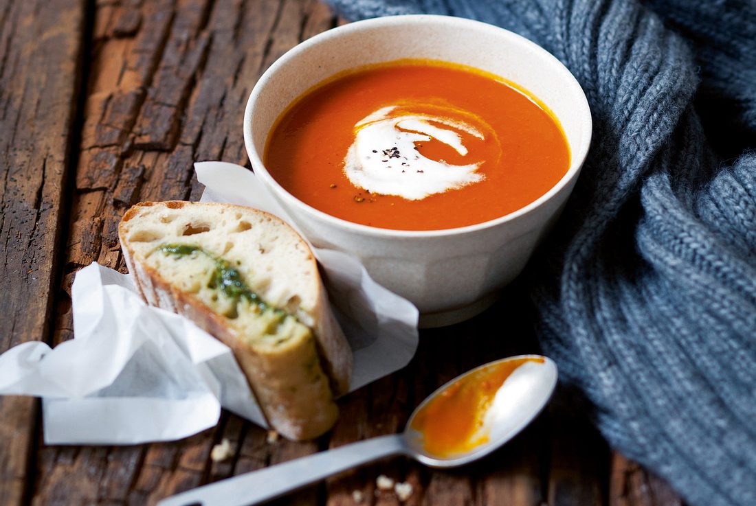 Kürbis-Tomaten-Suppe mit Pesto-Ciabatta Rezept | LECKER
