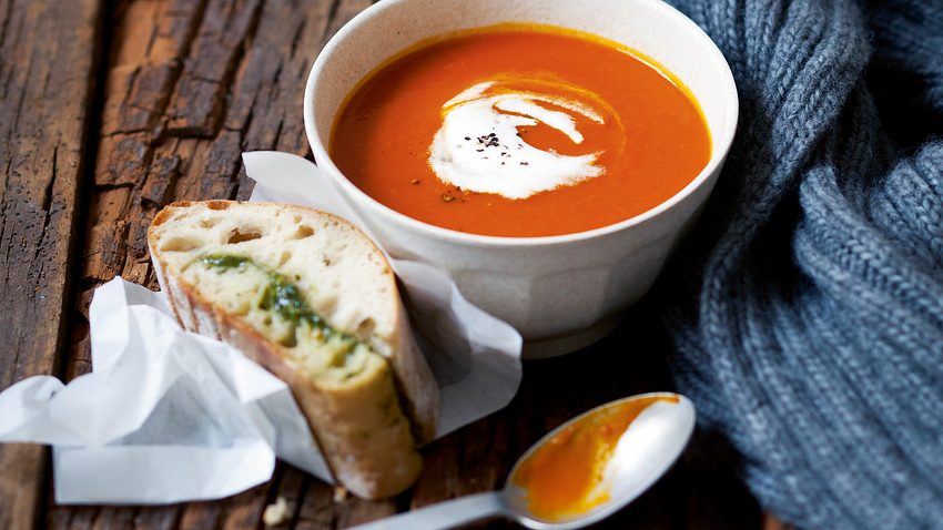 Kürbis-Tomaten-Suppe mit Pesto-Ciabatta Rezept - Foto: House of Food / Bauer Food Experts KG