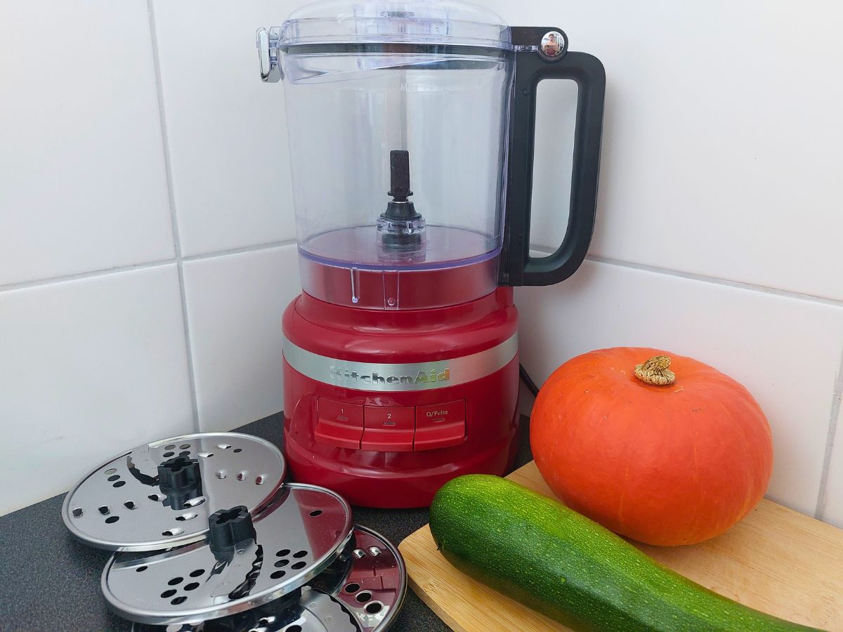 KitchenAid Food-Processor mit drei Schneid- und Raspelscheiben, Zucchini und Hokkaidokürbis