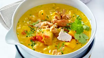 Kürbiseintopf mit Kichererbsen und gebratenem Hähnchenfilet Rezept - Foto: LECKER @ Bauer Media Group