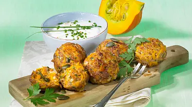 Kürbisfrikadellen mit Joghurtdip Rezept - Foto: LECKER @ Bauer Media Group