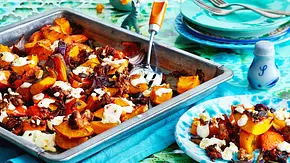 Kürbisgemüse vom Blech mit Feta und Hack Rezept - Foto: LECKER @ Bauer Media Group Kürbisgemüse vom Blech mit Feta und Hack Rezept - Foto: LECKER @ Bauer Media Group