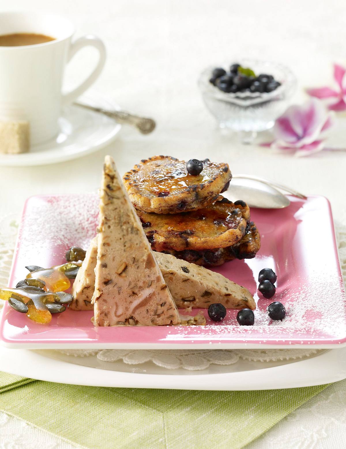 Kürbiskernparfait mit Heidelbeerküchlein Rezept