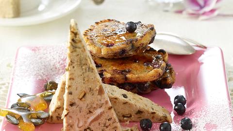 Kürbiskernparfait mit Heidelbeerküchlein Rezept - Foto: House of Food / Bauer Food Experts KG