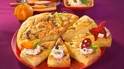 Kürbiskuchen mit Gemüsedip Rezept - Foto: LECKER @ Bauer Media Group