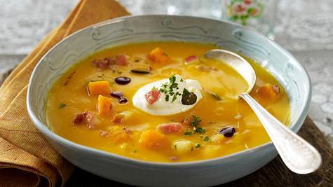 Kürbissuppe: fruchtig & würzig, mit Apfelstückchen, Speck und Petersilie Rezept - Foto: House of Food / Bauer Food Experts KG