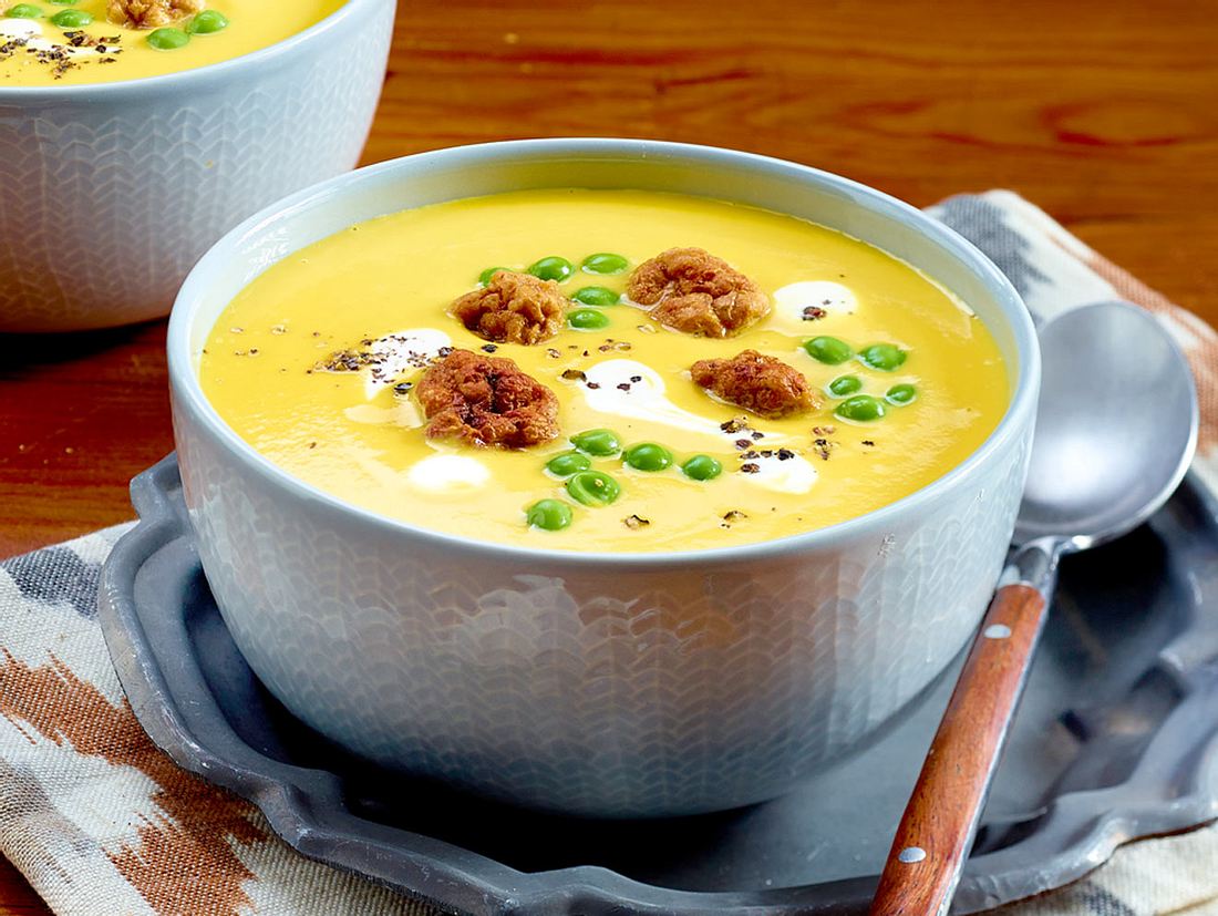 Kürbissuppe mit Erbsen und Brätbällchen Rezept | LECKER