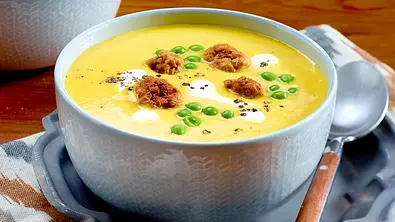Kürbissuppe mit Erbsen und Brätbällchen Rezept - Foto: LECKER @ Bauer Media Group