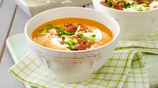 Kürbissuppe mit Hackfleisch Rezept - Foto: LECKER @ Bauer Media Group Kürbissuppe mit Hackfleisch Rezept - Foto: LECKER @ Bauer Media Group