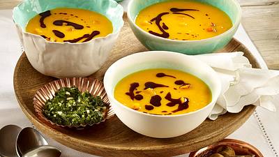 Kürbissuppe mit verschiedenen Einlagen Rezept - Foto: House of Food / Bauer Food Experts KG