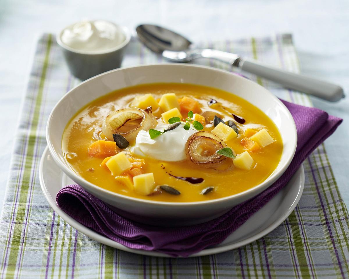 Kürbissuppe: pikant & fein, mit Zwiebelringen, Käse und Majoran Rezept