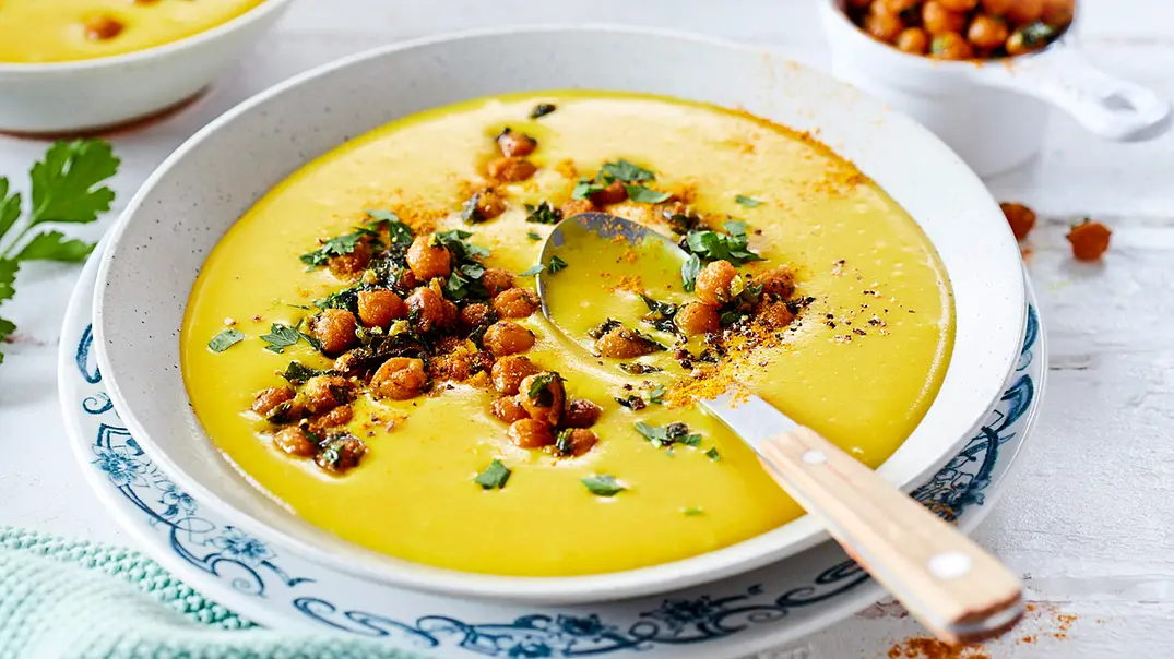 Kurkuma-Kartoffel-Suppe mit Kichererbsen-Croûtons - Foto: LECKER @ Bauer Media Group Kurkuma-Kartoffel-Suppe mit Kichererbsen-Croûtons - Foto: LECKER @ Bauer Media Group
