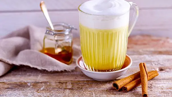 1 Glas Kurkuma-Latte mit Milchschaum - Foto: LECKER @ Bauer Media Group 1 Glas Kurkuma-Latte mit Milchschaum - Foto: LECKER @ Bauer Media Group