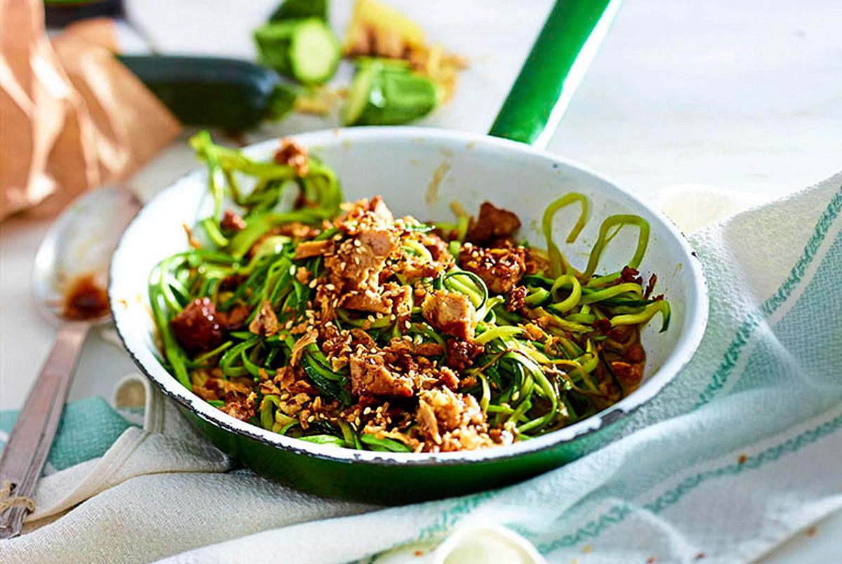 Kurz durchdrehen: Asia-Zoodles mit Brattofu Rezept