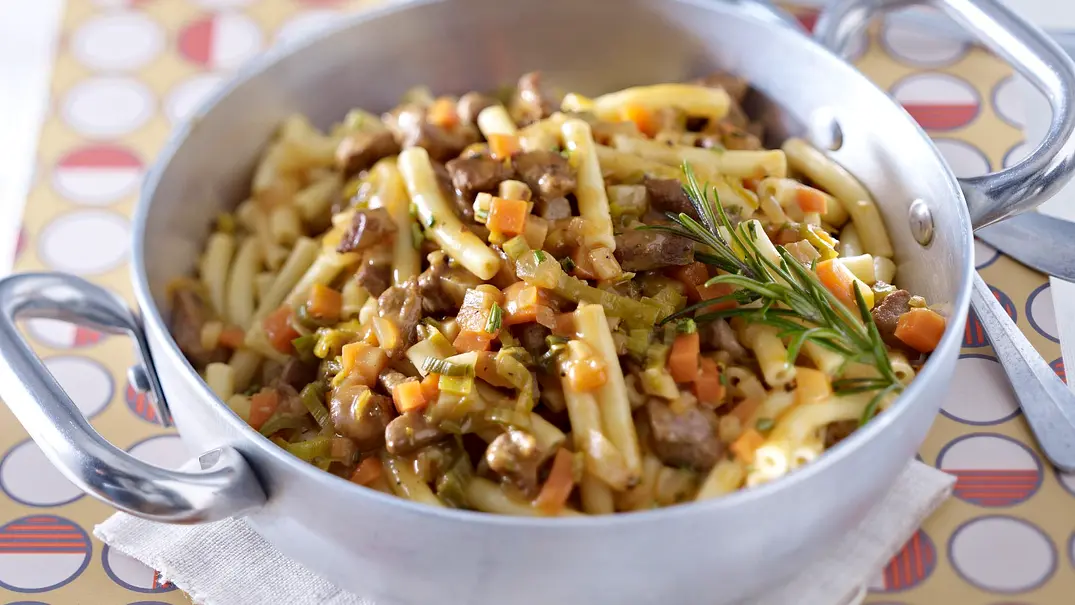 Kurze Makkaroni mit 30-Minuten-Lammragout Rezept - Foto: LECKER @ Bauer Media Group Kurze Makkaroni mit 30-Minuten-Lammragout Rezept - Foto: LECKER @ Bauer Media Group