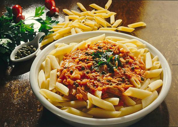 Kurze Makkaroni mit Thunfischsoße Rezept Kurze Makkaroni mit Thunfischsoße Rezept