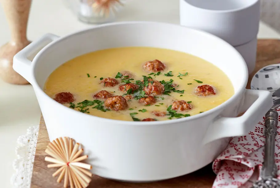 Kuschelige Gemüsesuppe mit Pfeffernuss-Bällchen Rezept Kuschelige Gemüsesuppe mit Pfeffernuss-Bällchen Rezept