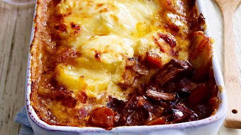 Kutschergulasch mit Kartoffel-Camembert-Haube Rezept - Foto: House of Food / Bauer Food Experts KG