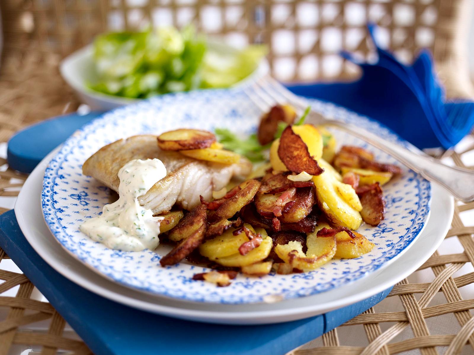 Kutterfisch zu Bratkartoffeln und Remoulade Rezept | LECKER