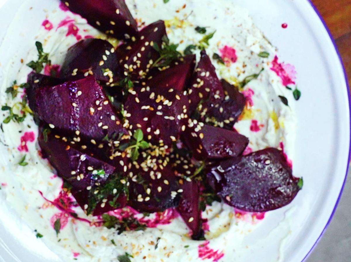 Labneh mit Roter Bete in einer Schüssel serviert