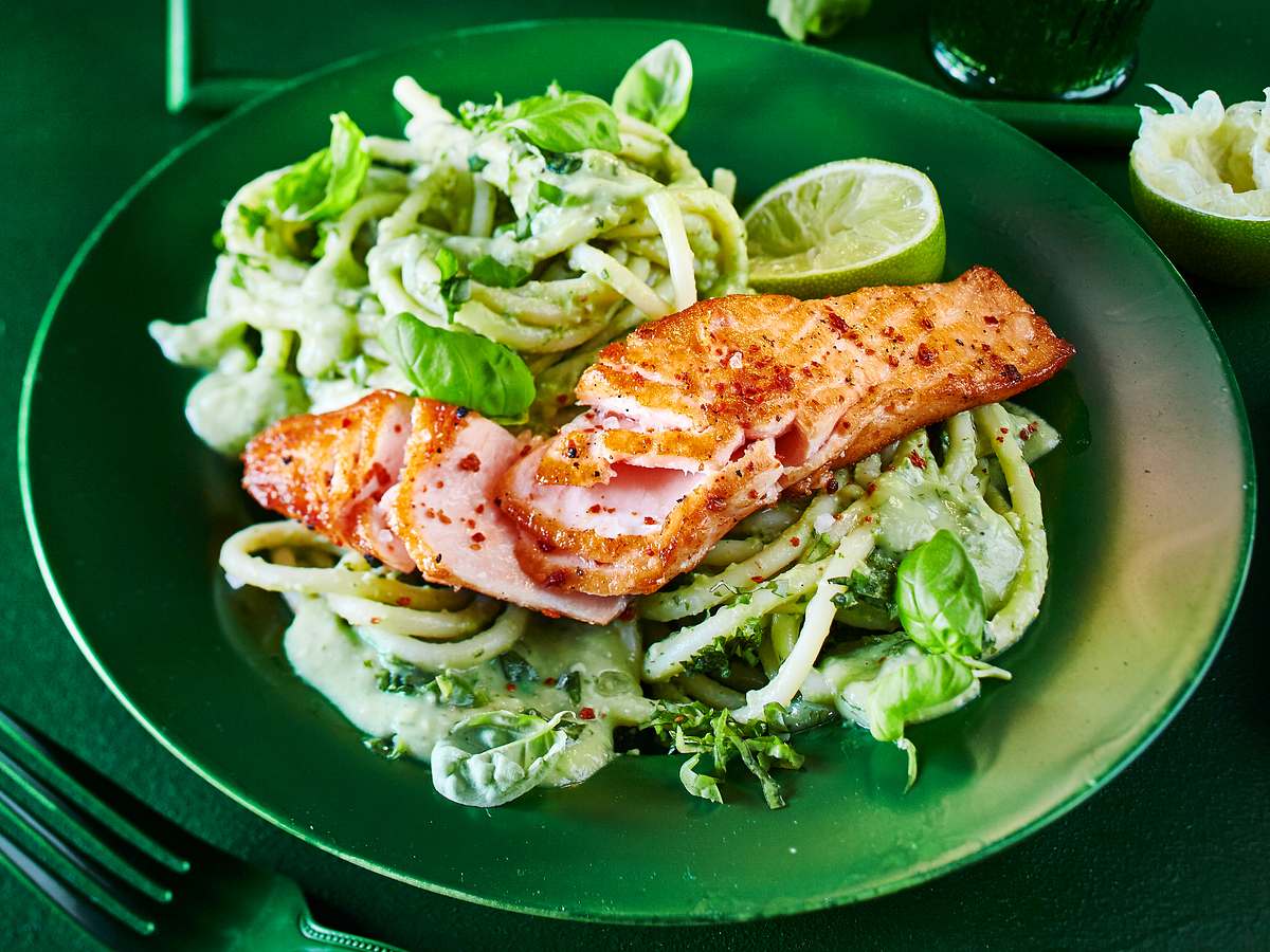 Lachs auf Avocado-Basilikum-Nudeln Rezept