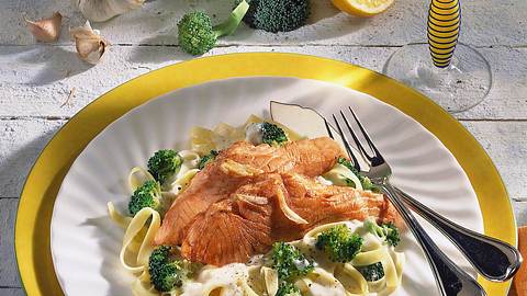 Lachs auf Broccoli-Rahm-Nudeln Rezept - Foto: House of Food / Bauer Food Experts KG