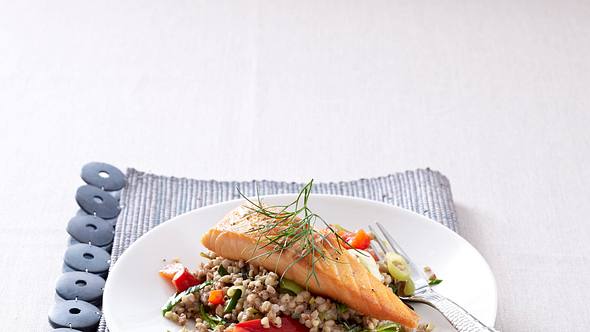 Lachs auf Buchweizen Rezept - Foto: House of Food / Bauer Food Experts KG