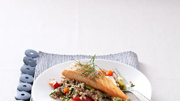 Lachs auf Buchweizen Rezept - Foto: LECKER @ Bauer Media Group Lachs auf Buchweizen Rezept - Foto: LECKER @ Bauer Media Group