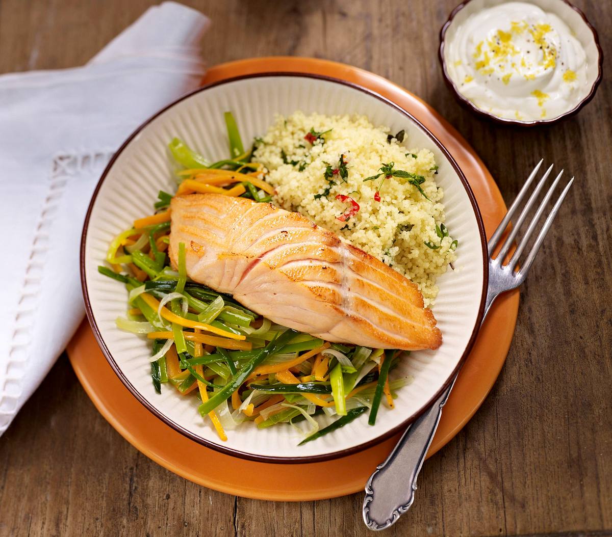 Lachs auf Lauch und Möhren mit Couscous Rezept