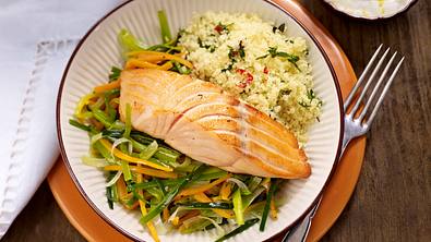 Lachs auf Lauch und Möhren mit Couscous Rezept - Foto: LECKER @ Bauer Media Group