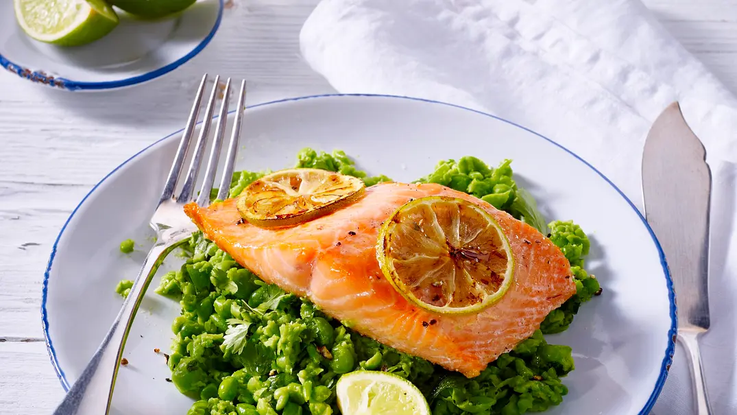 Lachs auf Limetten gebraten mit Koriander-Erbsen-Püree Rezept - Foto: LECKER @ Bauer Media Group Lachs auf Limetten gebraten mit Koriander-Erbsen-Püree Rezept - Foto: LECKER @ Bauer Media Group