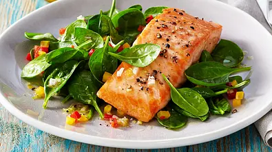 Lachs auf Spinat-Salat Rezept - Foto: LECKER @ Bauer Media Group