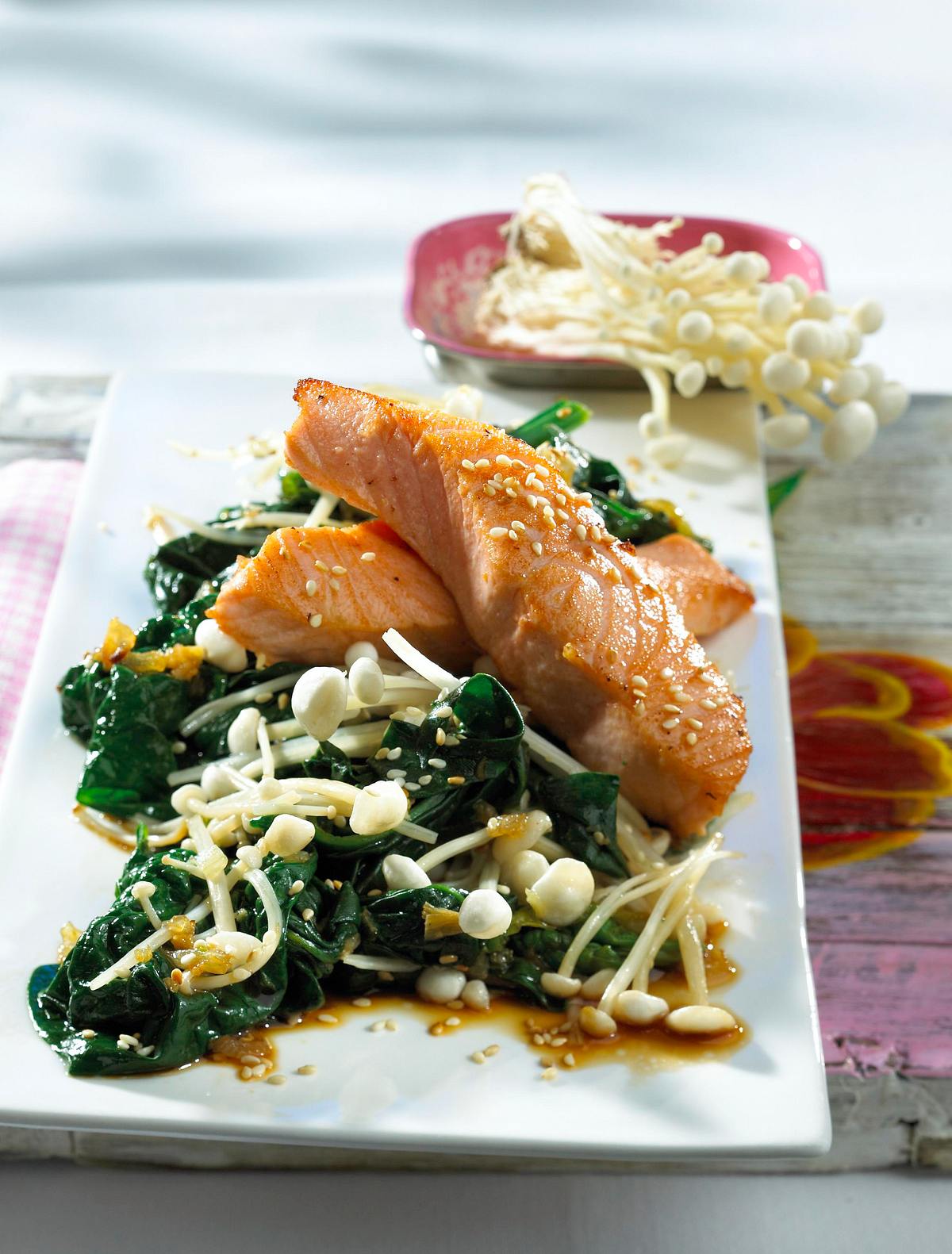 Lachs auf Spinat und Enoki-Pilzen Rezept