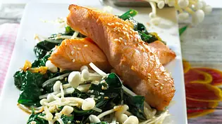 Lachs auf Spinat und Enoki-Pilzen Rezept - Foto: LECKER @ Bauer Media Group