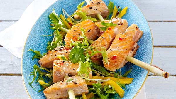 Lachs auf Zitronengras mit Mango-Friseé-Salat Rezept - Foto: House of Food / Bauer Food Experts KG