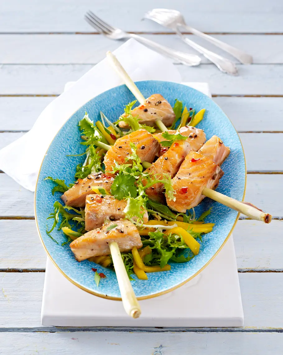Lachs auf Zitronengras mit Mango-Friseé-Salat Rezept Lachs auf Zitronengras mit Mango-Friseé-Salat Rezept