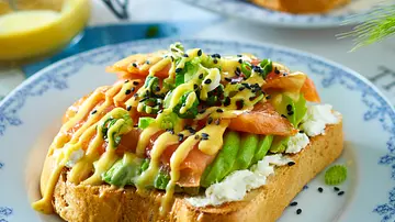 Lachs-Avocado-Toast „Schnell was zwischen die Kiemen“ Rezept - Foto: LECKER @ Bauer Media Group