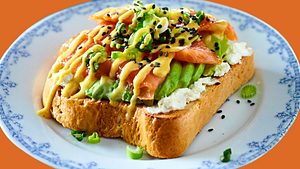 Lachs-Avocado-Toast „Schnell was zwischen die Kiemen“ Rezept - Foto: House of Food / Bauer Food Experts KG