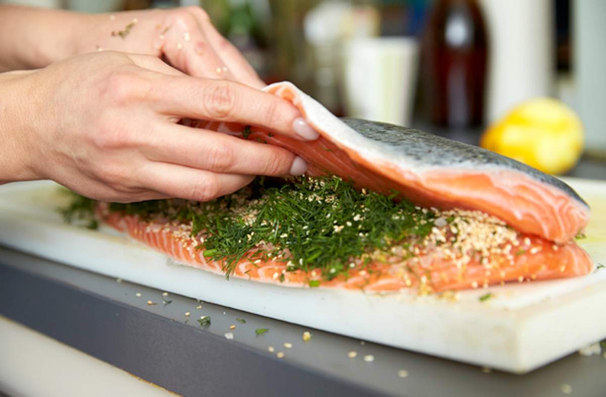 Die Beize aus Salz, Pfeffer, Gewürzen und Dill macht den Lachs haltbarer - und besonders lecker.