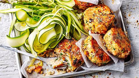 Lachs-Couscous-Buletten mit Zucchini-Spargel-Salat - Foto: House of Food / Bauer Food Experts KG