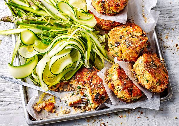 Lachs-Couscous-Buletten mit Zucchini-Spargel-Salat Rezept