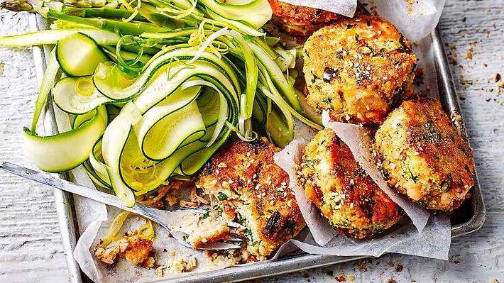 Lachs-Couscous-Buletten mit Zucchini-Spargel-Salat - Foto: House of Food / Bauer Food Experts KG