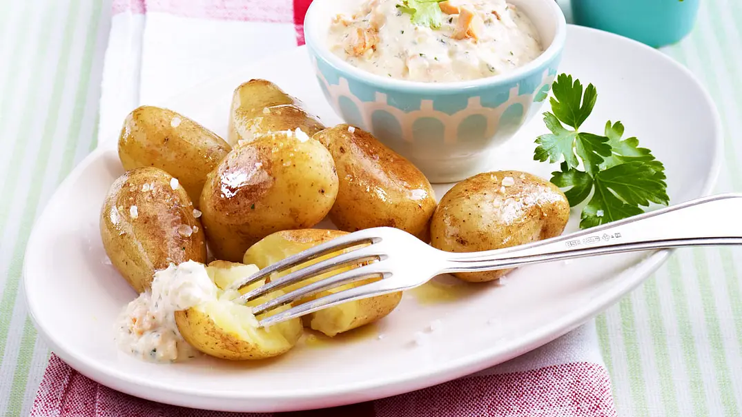 Lachs-Creme zu neuen Kartoffeln Rezept - Foto: LECKER @ Bauer Media Group Lachs-Creme zu neuen Kartoffeln Rezept - Foto: LECKER @ Bauer Media Group