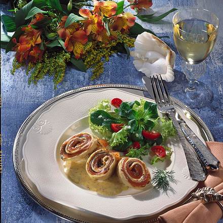 Lachs-Crêpes mit Dijon-Senfcreme Rezept Lachs-Crêpes mit Dijon-Senfcreme Rezept